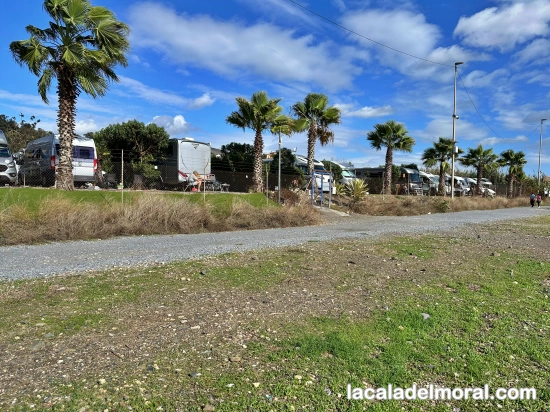 área de aparcamiento para autocaravanas y campers en primera línea de playa con servicios como conexión eléctrica y vigilancia 24 horas en Málaga.
