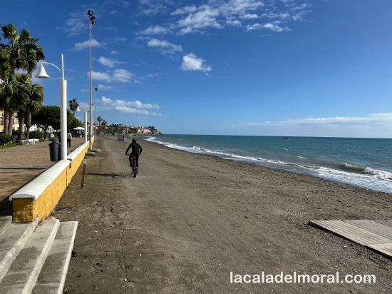playa de La Cala del Moral situada junto al Área Málaga Beach, aparcamiento para autocaravanas en la Costa del Sol.