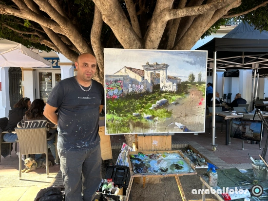 David Lavado Pérez junto a su cuadro de la Antigua Puerta de la Axarquía en La Cala del Moral, premiado en el concurso de pintura de la Semana Sociocultural.