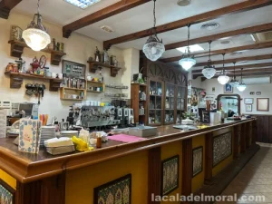 Barra completa del Bar Las Conchas en La Cala del Moral con lámparas y decoración tradicional