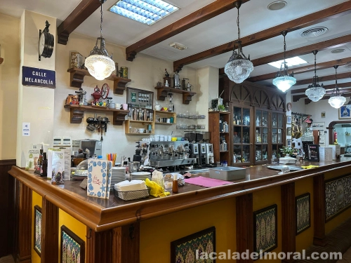 Barra del Bar Las Conchas – La Cala del Moral Barra del Bar Las Conchas en La Cala del Moral, con maquinas de café y decoración tradicional