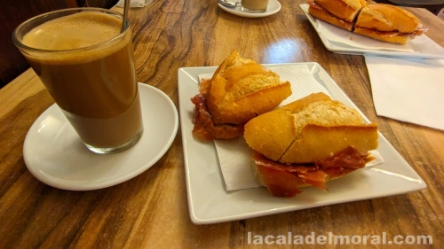 Café y pitufo de jamón ibérico – Bar Las Conchas Café con leche y pitufo de jamón ibérico en el Bar Las Conchas de La Cala del Moral