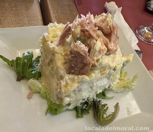 Ensaladilla rusa – Bar Las Conchas Ensaladilla rusa con atún servida en el Bar Las Conchas de La Cala del Moral