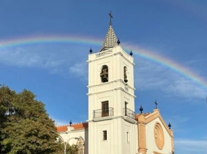 Iglesia del Rosario de La Cala del Moral bajo un arcoíris