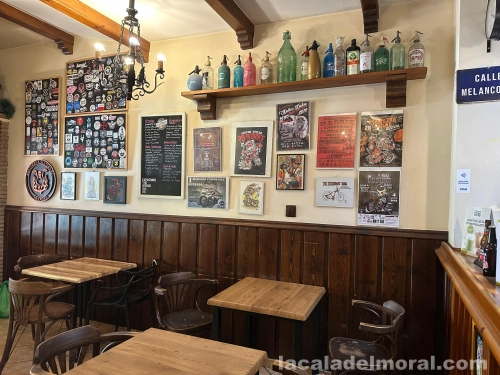 Comedor y decoración – Bar Las Conchas Comedor del Bar Las Conchas en La Cala del Moral con decoración vintage y sifones antiguos