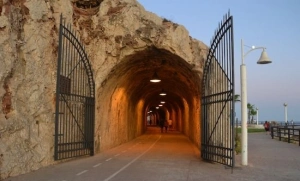 Patrimonio de La Cala del Moral: túnel junto al paseo marítimo